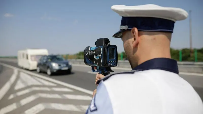 Polițist cu radar / Foto: Inquam Photos / George Călin