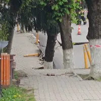 Imagini apocaliptice, o strădă din centrul Slănic Prahova s-a surpat. Un bloc e în pericol - Foto: captură video