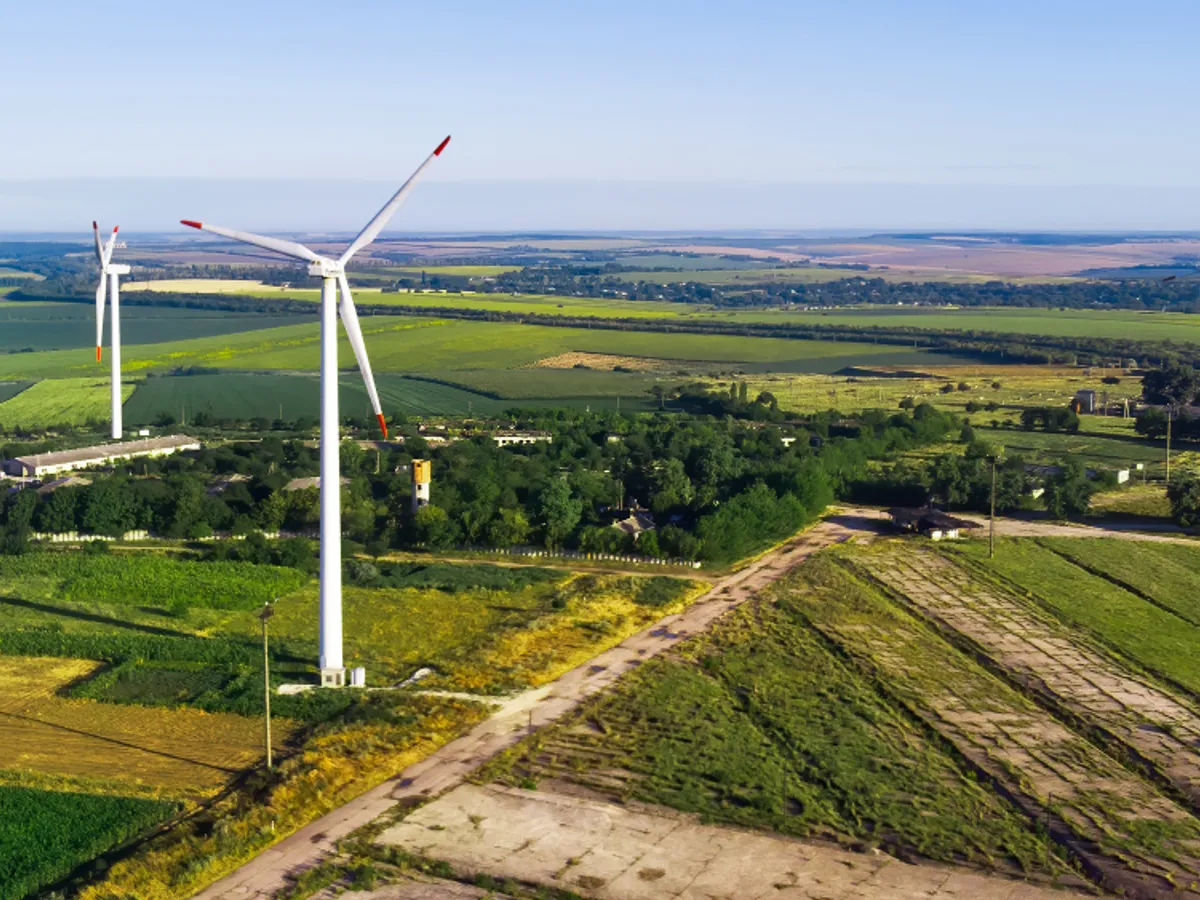 România vrea să ajungă la 10 GW de energie solară și eoliană până în 2030. Planul anunțat de Guvern