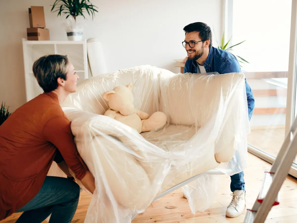 Cuplu care mută mobila - Foto: Freepik (Imagine cu rol ilustrativ)