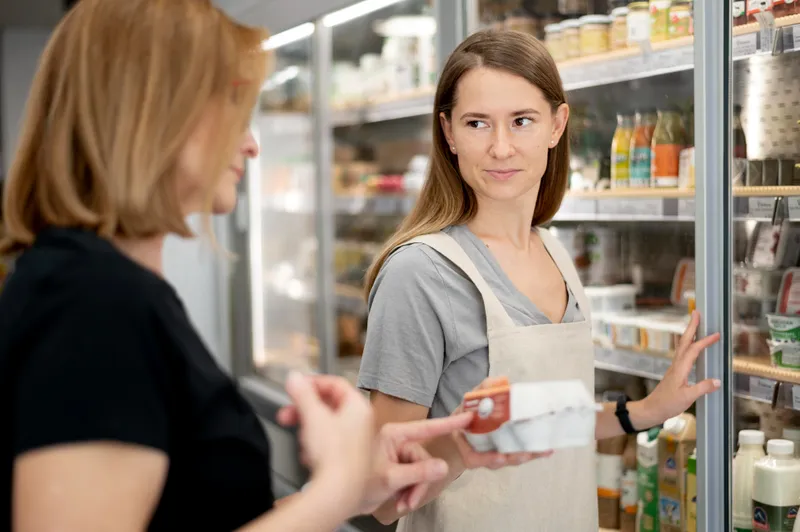 Angajată &icirc;n supermarket - Foto: Magnific (rol ilustrativ)