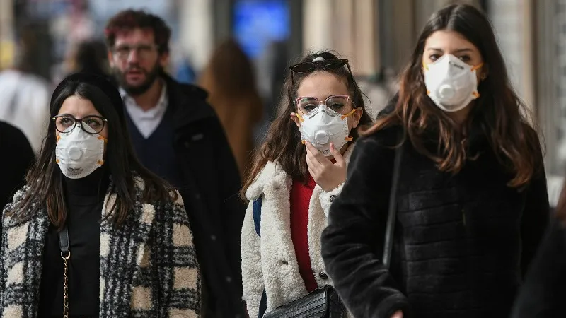 Măștle de protecție sunt o măsură suplimentară pentru a ne feri de coronavirus. FOTO: Inquam Photos / Alberto Groşescu