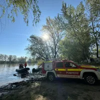O barcă cu 12 persoane la bord s-a răsturnat duminică seara pe râul Mureș. (imagine cu caracter ilustrativ) - Foto: ISU Timiș