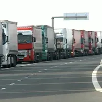 Coloane mari de camioane s-au format, marţi dimineaţa, în principalele puncte de trecere de la frontiera cu Ungaria, pe sensul de ieşire din România. / Foto: digi24.ro