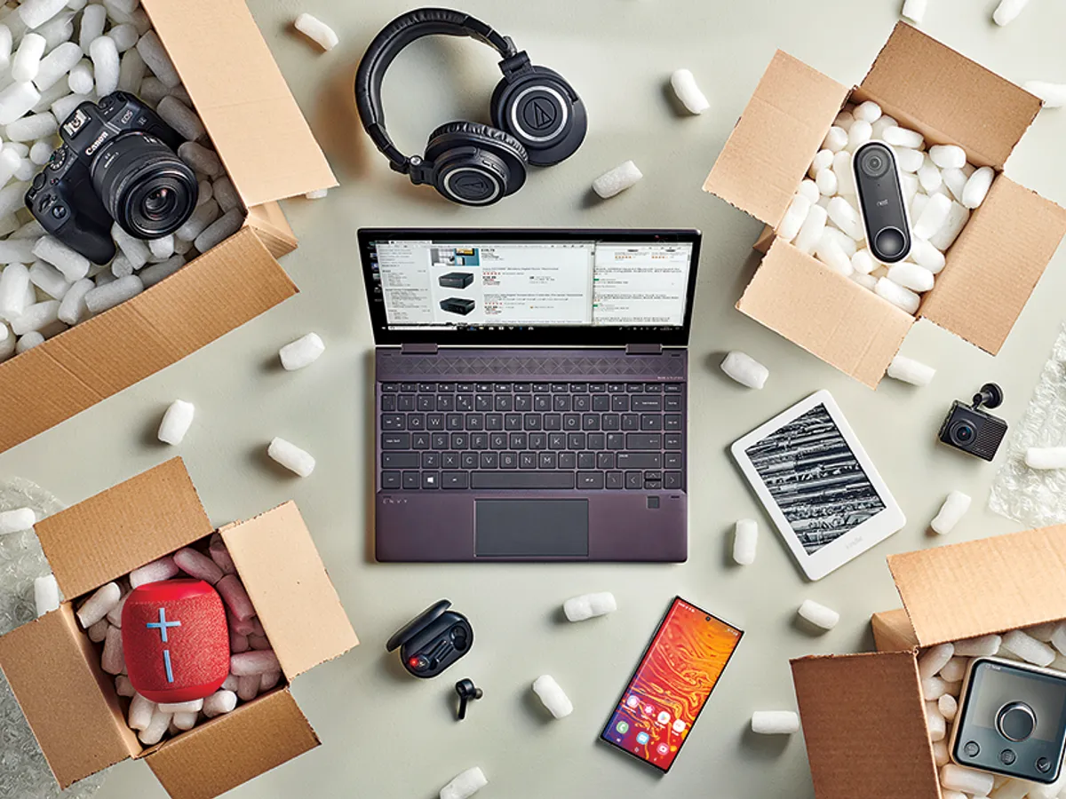 Un laptop și alte dispozitive compatibile cu WiFi