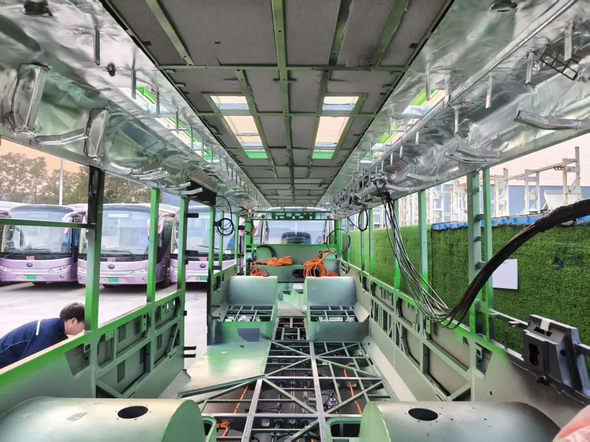 FOTO Primul troleibuz chinezesc Yutong U12, de 640.000 € bucata, pentru București e gata. Cum se fabrică?