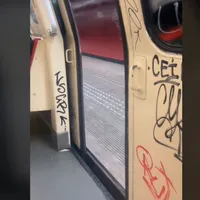 Cum a fost posibil ca un metrou să circule cu uşile deschise? - Foto: captură video TikTok/nicoaraioana12