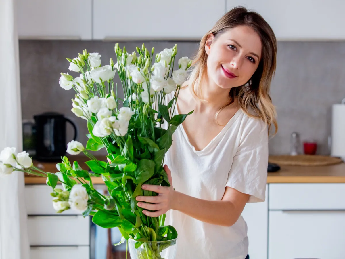 Motivul pentru care oamenii pun bănuți în vazele cu flori. Cum ajută cuprul să trăiască plantele mai mult?
