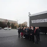 USR marchează împlinirea unui an de guvernare a coaliției proiectând mesaje în fața Guvernului. / Foto: USR, Facebook