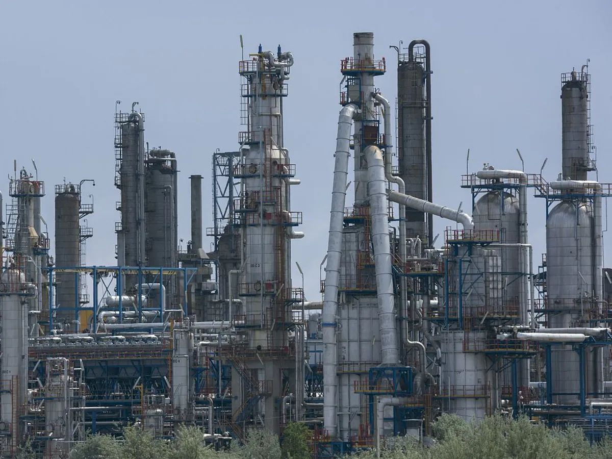 Rompetrol ar închide temporar cele două rafinării ale sale, Petromidia şi Vega. Care este cauza?