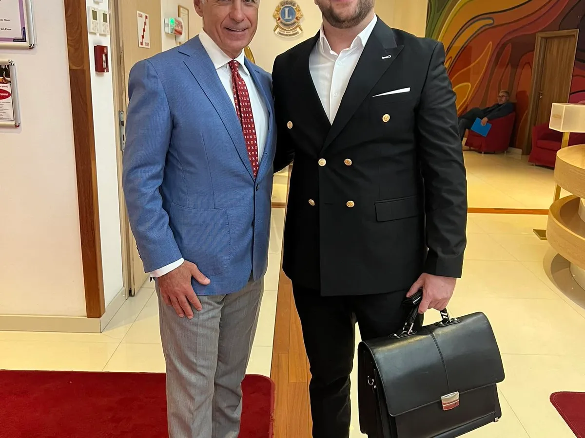 Soția afaceristului local, Dat Alin, fan Călin Georgescu, i-a pus la dispoziție fostului candidat la Cotroceni un Jaguar de lux