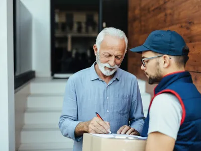 Pensionar și poștaș - Foto: Freepik