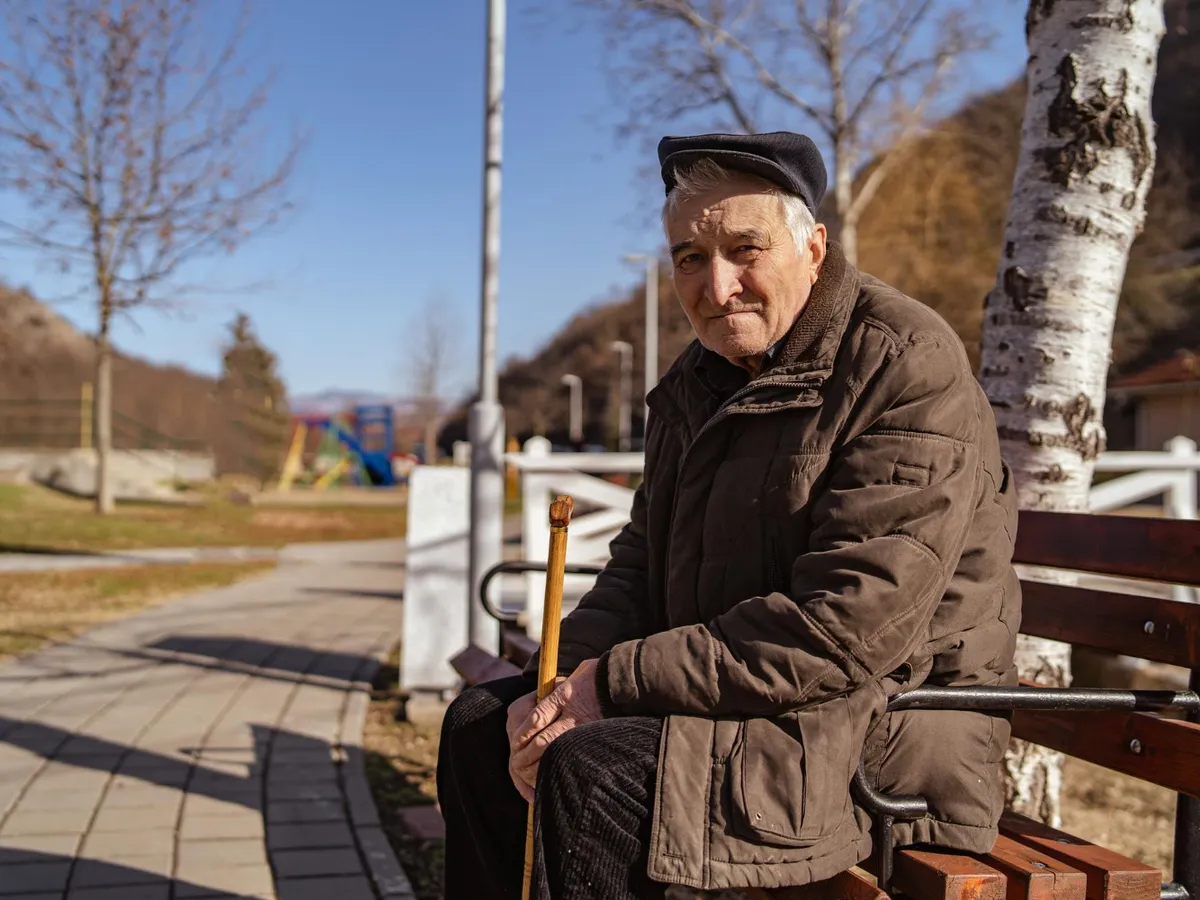 Afară, în așteptarea pensiei - Foto: Freepik