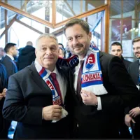 Premierul slovac i-a dat lui Viktor Orban un fular nou/Foto: facebook