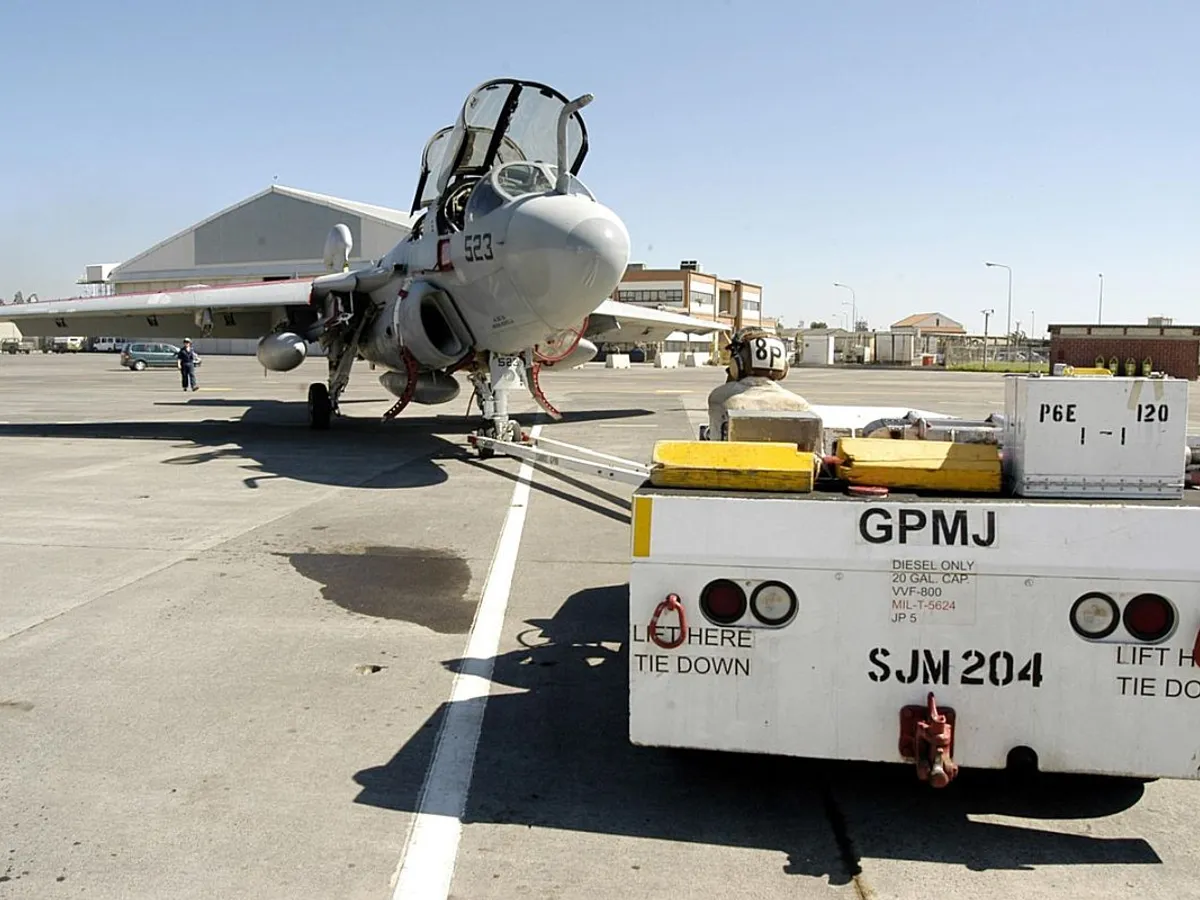 Un avion de război electronic şi bruiaj radar EA-6B Prowler este în mentenanţă la Baza Sigonella - Foto: Profimedia Images