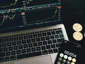 Curs BNR miercuri, 16 aprilie. Unde sunt euro și dolarul, față de leu, în Miercurea Mare? - Foto: Pexels/Alesia Kozik