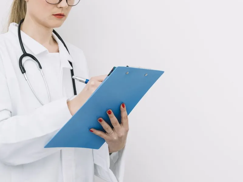 Medicul de familie va deconta servicii medicale după ce primeşte un SMS de la pacient - Foto: Freepik/CC0