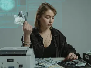 Cum poate face statul economie de 48 de miliarde de lei? Doar la clienții politici merg 16 miliarde - Foto: Pexels/Tima Miroshnichenko