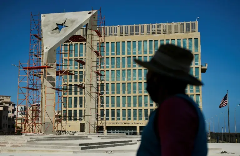 Un uriaş drapel cubanez stilizat, din beton, în faţa Ambasadei americane din Havana. / Foto: newsni.com