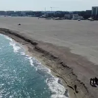 VIDEO Mării nu i-a plăcut lărgirea plajei din Mamaia. Valurile au „mușcat” din nisip, 2 m diferență. - Foto: captură video/dobrogea.tv