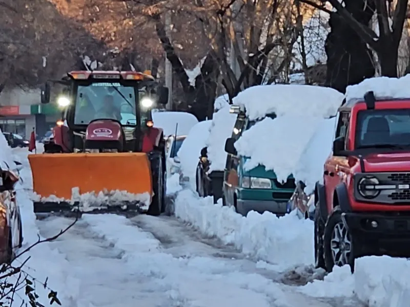 Tractorul trimis la ora 17.10 nu putea băga lama pentru că se făcuseră șleauri și ar fi lovit mașinile parcate Foto: Newsweek Romania