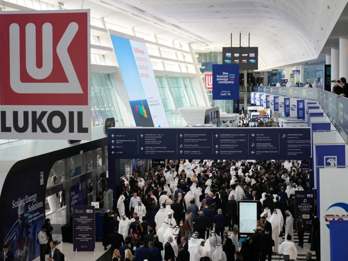 Logo-ul Lukoil la Abu Dhabi International Petroleum Exhibition & Conference - Foto: Profimedia Images
