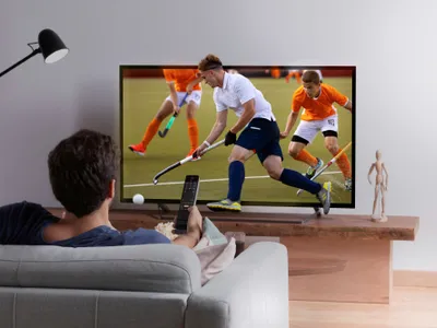 Un bărbat urmărește o emisiune sportivă la televizor - Foto: Freepik (rol ilustrativ)