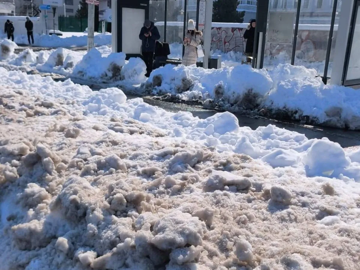 Amenzi de 425.000 lei în București. Operatorii de salubrizare, sancționați pentru deszăpezirea ineficientă