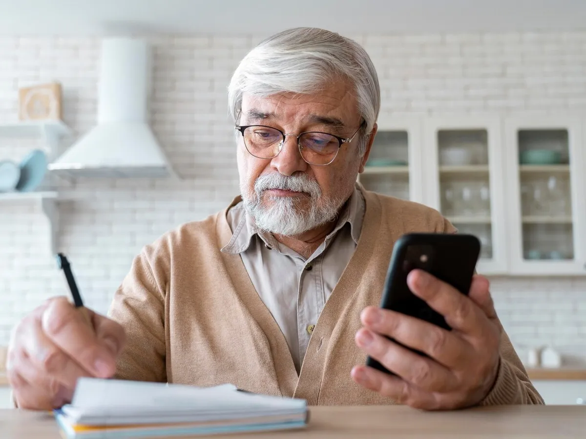 Escrocherie care îi lasă pe pensionari fără pensie instant: ”Bunicule, sunt eu!” Ce urmează? - Foto: Freepik (rol ilustrativ)