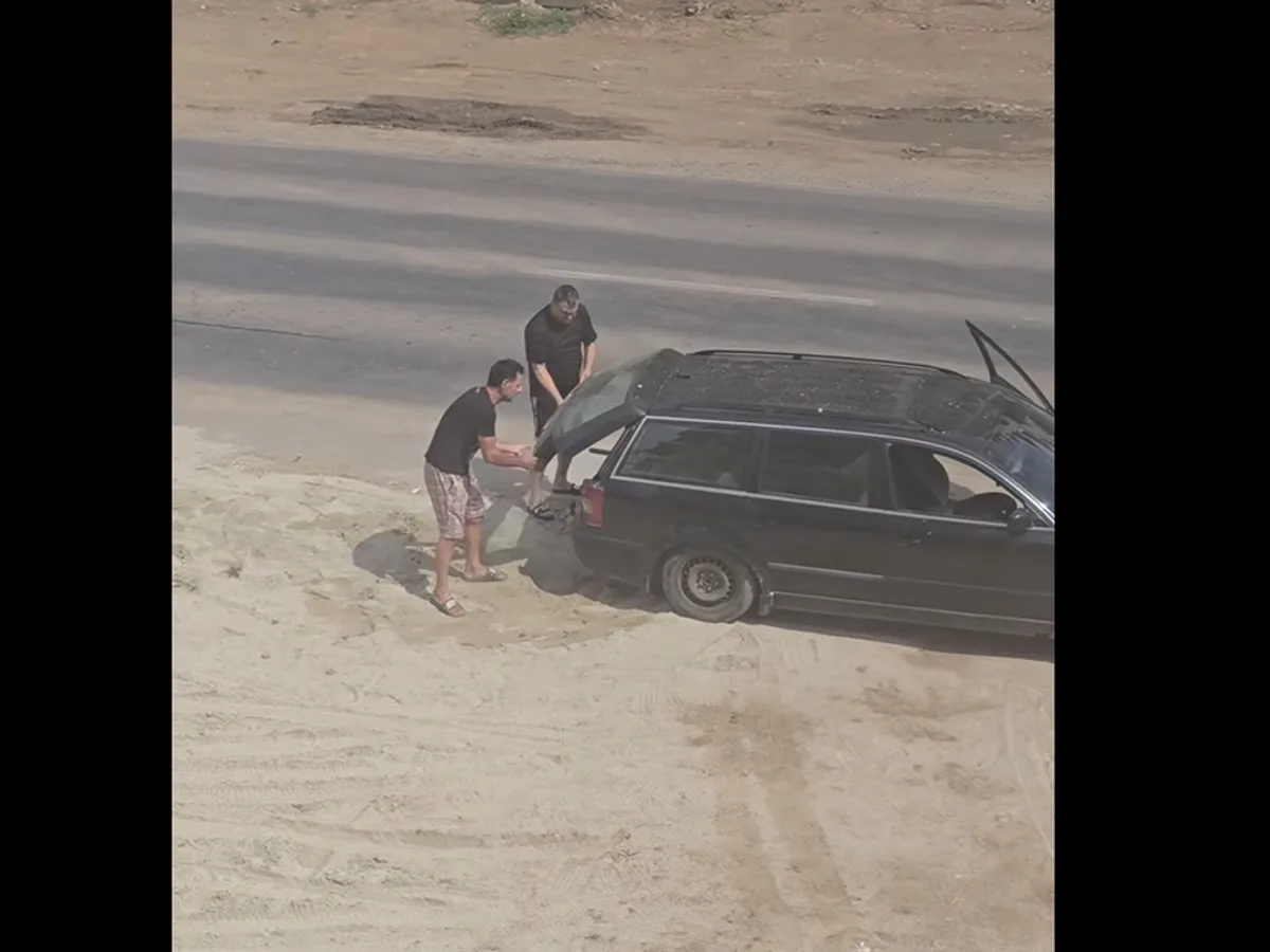 Viral! Un bucureștean și-a transformat Passat-ul break în roabă pentru a fura nisip de pe drum - Foto: captură video