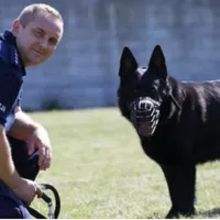 Aceasta se numește prietenie adevărată. Un polițist s-a pensionat odată cu câinele său de serviciu Foto: fakt.pl
