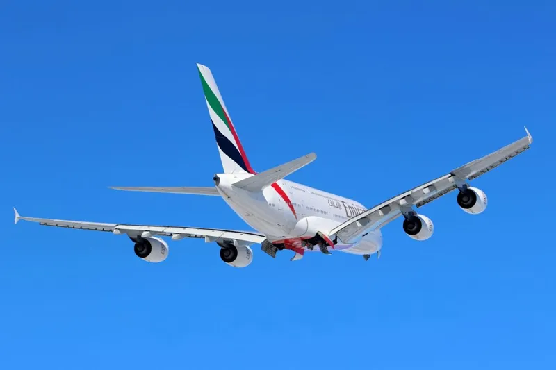 Un avion Emirates decolează de pe Toronto Pearson International Airport - Foto: Profimedia Images - Foto: Profimedia Images
