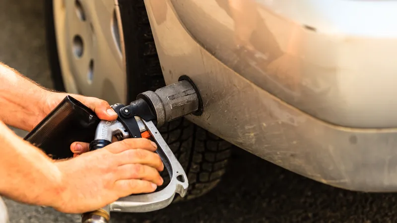 Guvernul i-a uitat pe românii cu mașini pe GPL. Subvenționează doar benzina și motorina. / Foto: autovit.ro