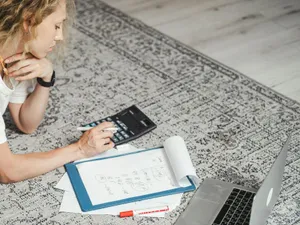 Când Guvernul punea CASS la pensie, şefii din instituțiile de stat și-au mărit salariile de 5 ori - Foto: Pexels/SHVETS production