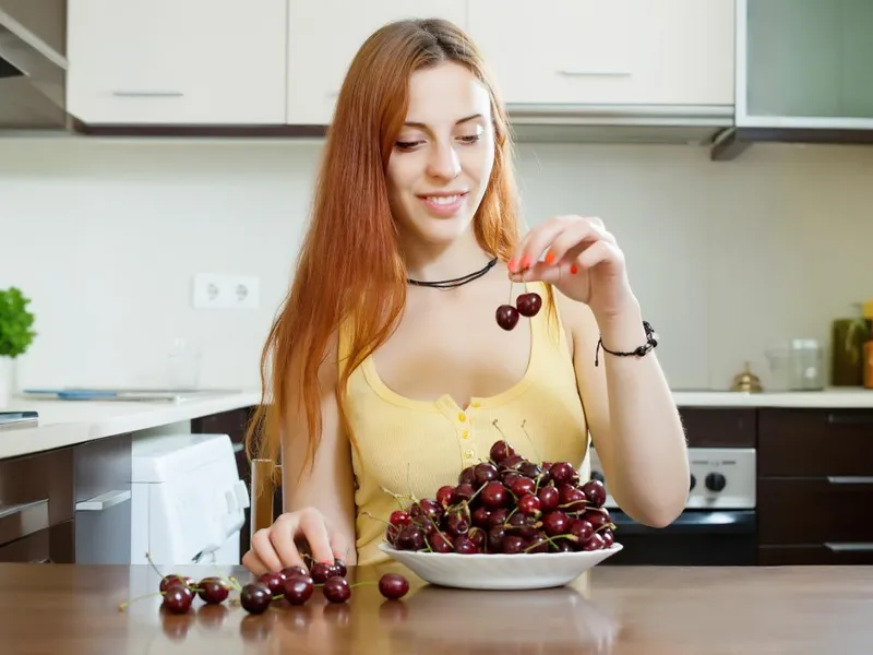 Fructul numit „aurul roșu”, care produce colagen și îți alungă ridurile. Îl porți și la ureche, vara - Foto: Freepik (imagine cu rol ilustrativ)