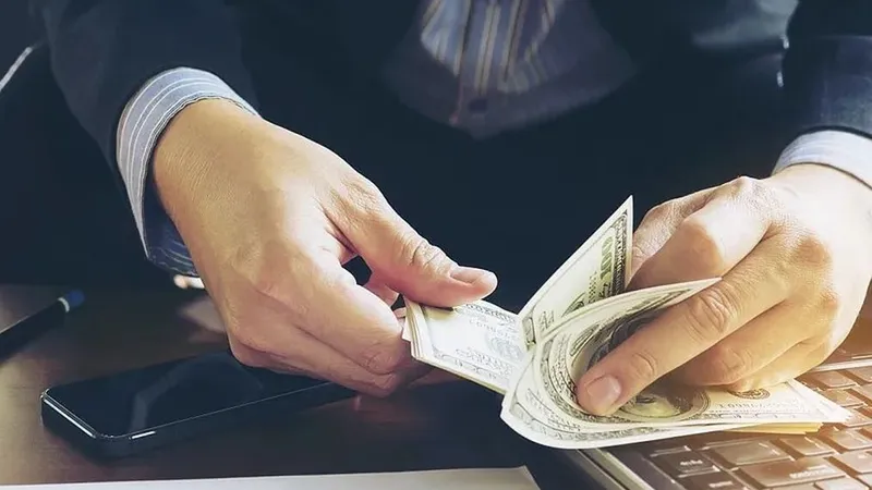 Pericol.Când poate să vină recesiunea severă în România? Ce înseamnă "nerecomandat investiţiilor"? - Foto: Freepik/jcomp