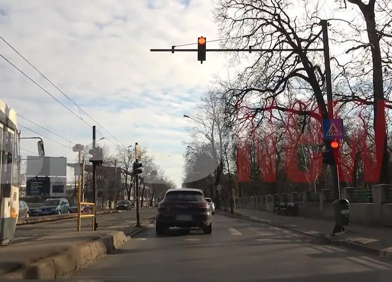 Ginerele lui Adriean Videanu trece cu Porsche-ul pe roșu și depășește pe linia de tramvai. / Foto: captură video