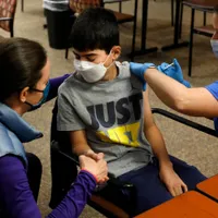 În una din 13 școli va fi organizat un centru de vaccinare anti-COVID. Va exista și un medic  / Digi24