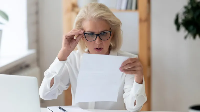 Foto: Pensionarii pierd banii promiși de autorități la pensie. Suma este de 2000 lei în unele cazuri. Sursa Freepik