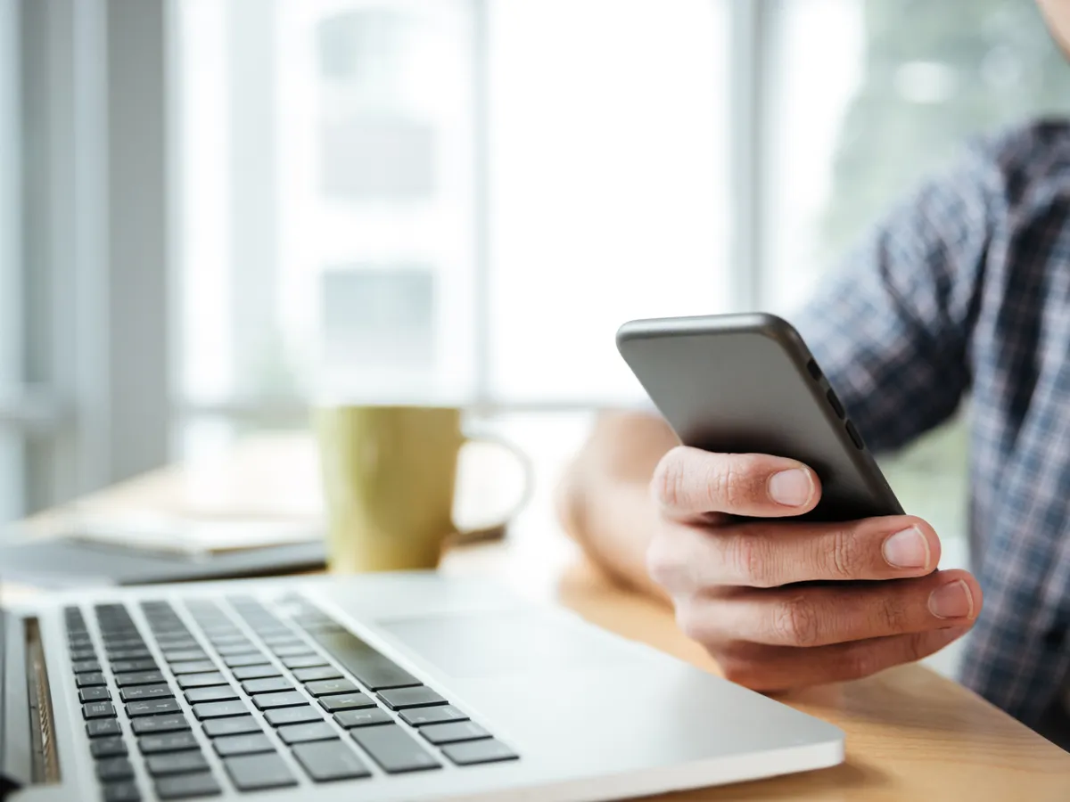 Aplicația WhatsApp intenționează să trimită mesaje programate. Editezi acum, dar se trimit mai târziu