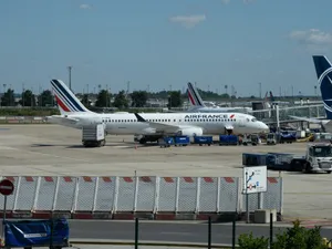 Un rus s-a dus la Paris pentru a-și cere iubita în căsătorie, dar a fost arestat pe loc!