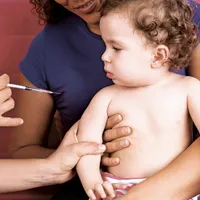 Cum rata vaccinării scade, boli care în trecut au fost aproape învinse încep să revină