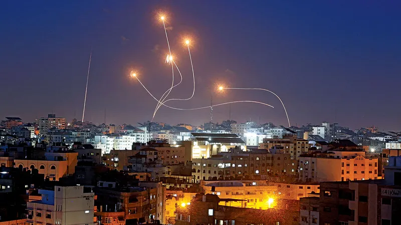 CONTRAATAC Iron Dome-ul lui Trump ar fi diferit de cel al Israelului, văzut aici cum interceptează rachete lansate din orașul Gaza în mai 2023