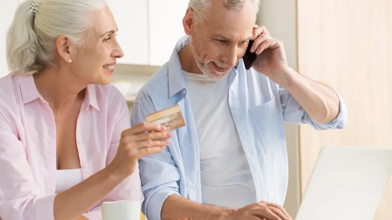 Care pensionarii iau pensie pe card în decembrie mai devreme? Cine va lua mai puțini bani? - Foto: Freepik