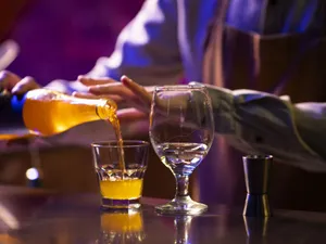 Zece dependenți de alcool ajung zilnic la Socola - Foto: Freepik/CC0