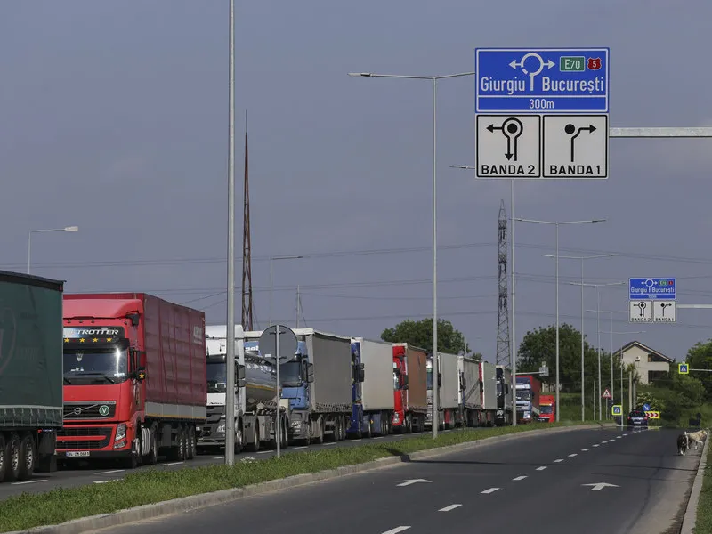 Coadă enormă, de sute de TIR-uri și sute de minute de așteptare, în Vama Giurgiu - Ruse. / Foto: Inquam Photos / Adel Al-Haddad