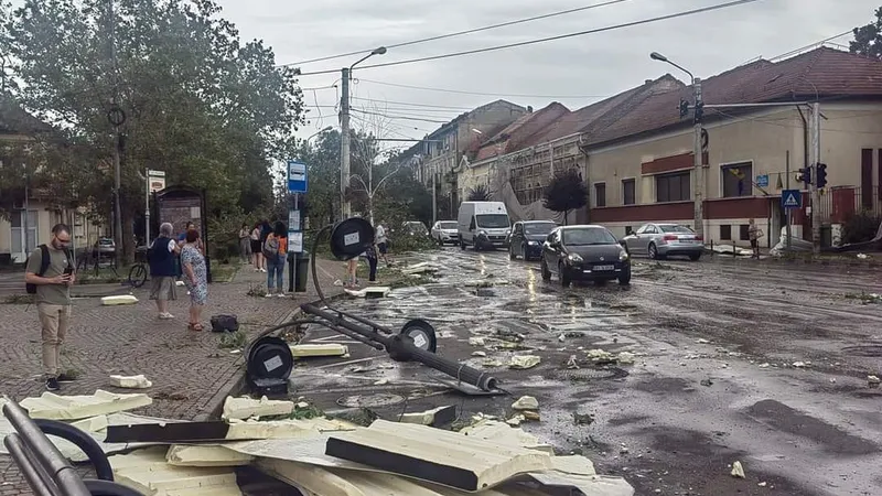 Oradea, devastată de furtună. Pagube mari, la aeroport. Vântul a bătut și cu peste 100 km/h - Foto: Facebook/Daniel Marcel