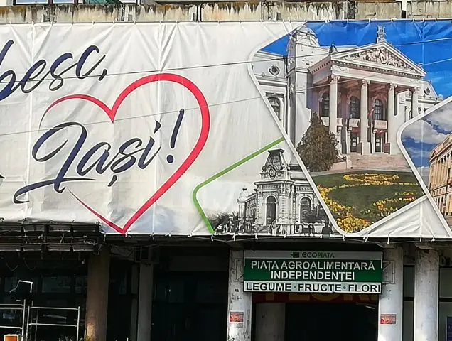 Banner uriaș cu mesajul „Te iubesc, Iași!”, ilustrat de primărie cu o clădire din Chișinău/FOTO: ziaruldeiasi.ro