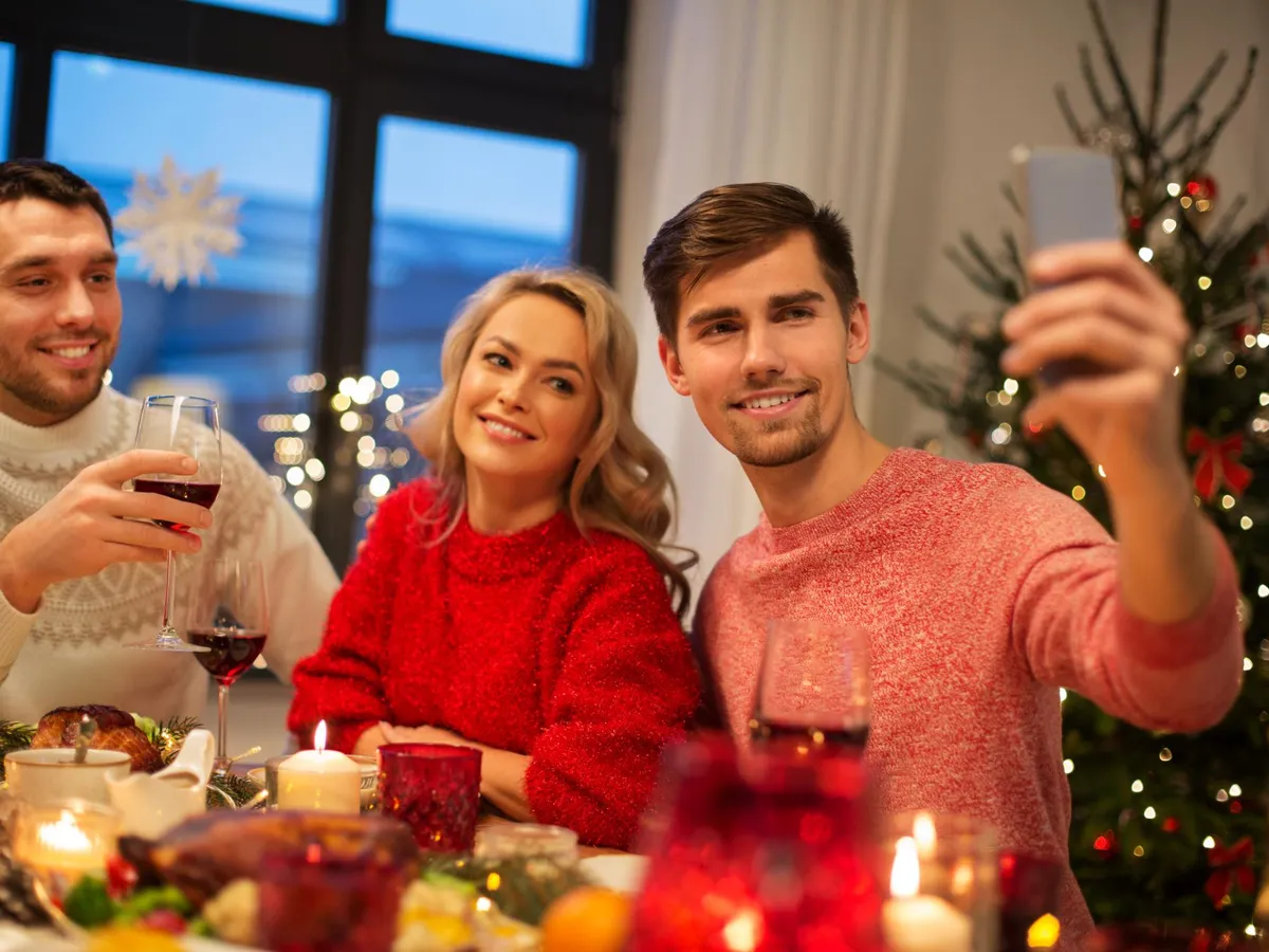 Familie la masa de sărbători - Foto: Freepik (Imagine cu rol ilustrativ)
