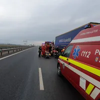 Un microbuz a intrat într-un TIR pe A1, între Sebeș și Deva. / Foto: ISU Alba